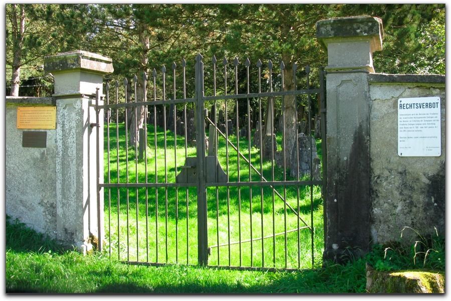 20100911cemeterygate.jpg